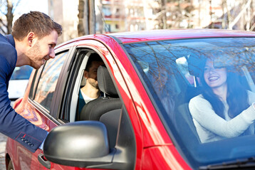 Mitfahrgelegenheiten nutzen und Fahrgemeinschaften bilden schont Umwelt und Geldbeutel.
