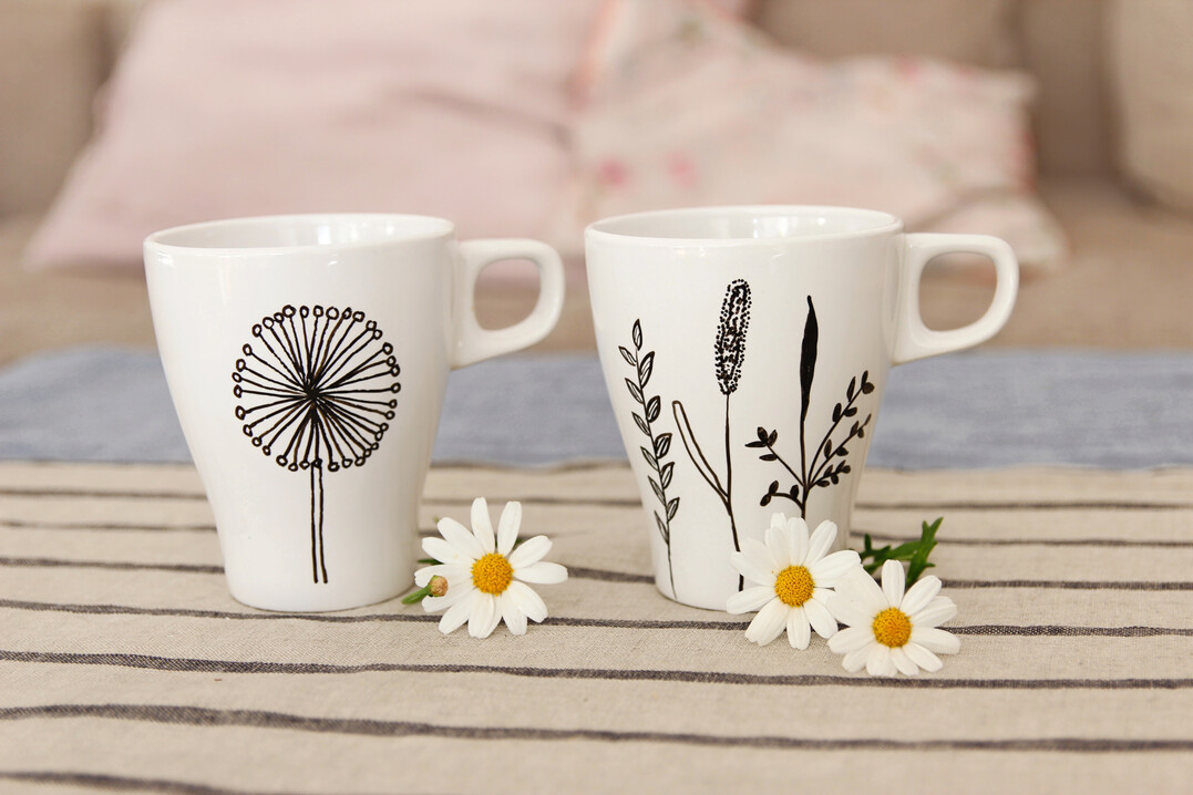 Mit Porzellanstiften lassen sich filigrane Elemente aufs Geschirr bringen.