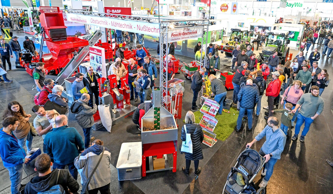 Die Messe Fruchtwelt Bodensee deckt ein breites Spektrum ab, darunter Themen wie Kern- und Steinobst, Beeren, Hopfen, Brennerei und Destillation. Sie pr�sentiert neueste Entwicklungen und Produkte in Bereichen wie Obstanbau, Erntemaschinen, Pflanzenschutz und Baumschulen.