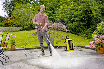 Die aufrecht designte, handgef�hrte Scheuersaugmaschine K-Mop 46 von K�rcher ist so wendig wie ein Wischmopp. 