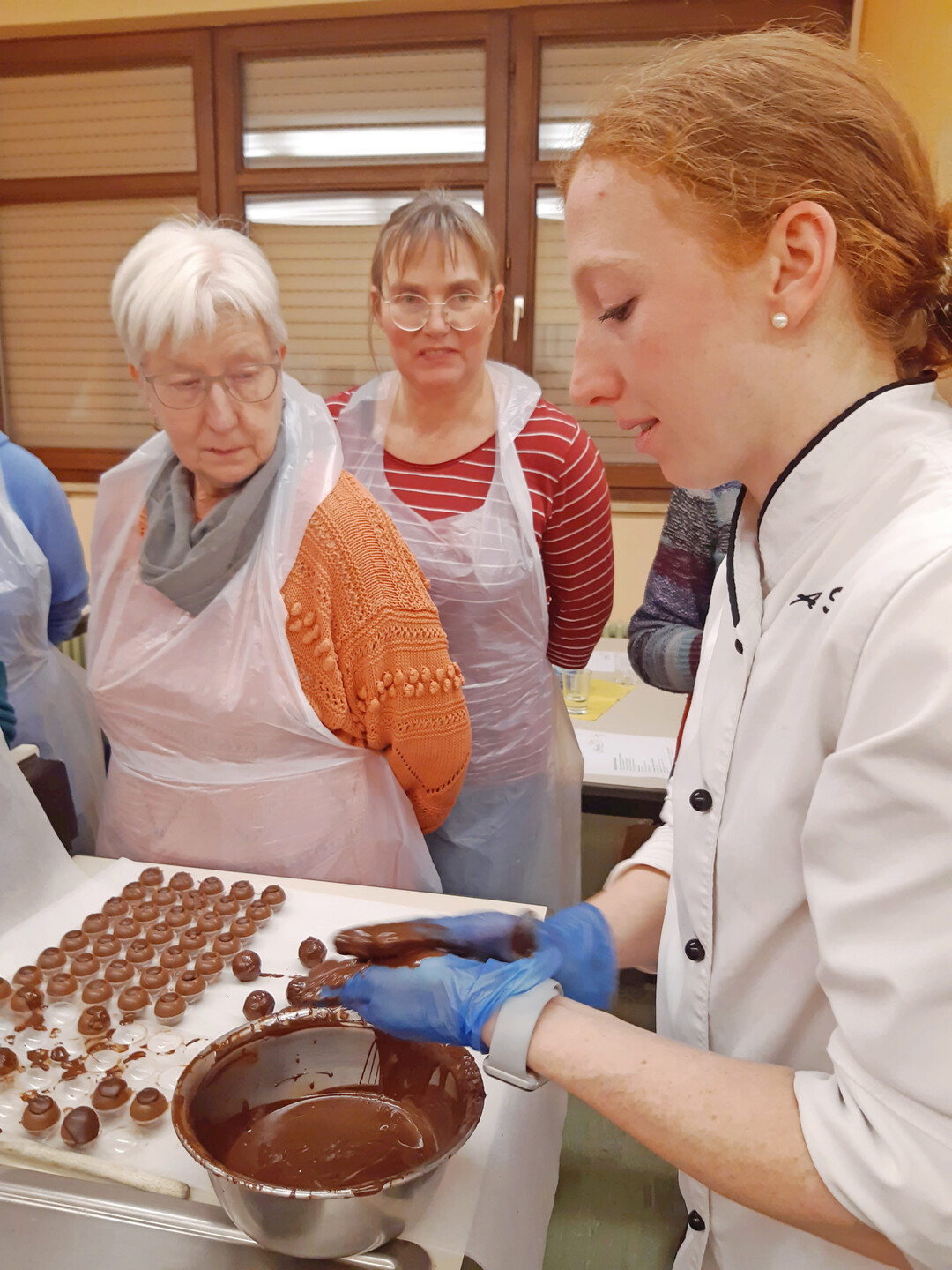 Konditormeisterin Anja Schmiederer zeigte, wie die Schokolade verarbeitet wird.