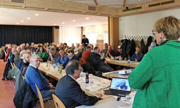 Volles Haus im Gasthaus Stern: �Herausforderungen und Perspektiven der heimischen Milcherzeugung in turbulenten Zeiten� lautete der Titel der LBV-Milchfachtagung, zu der der Milchausschuss unter dem Vorsitz von LBV-Vizepr�sidentin Roswitha Geyer-F��ler eingeladen hatte. 