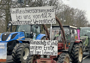 In Berlin protestieren Landwirtinnen und Landwirte gegen das Mercosur-Abkommen.