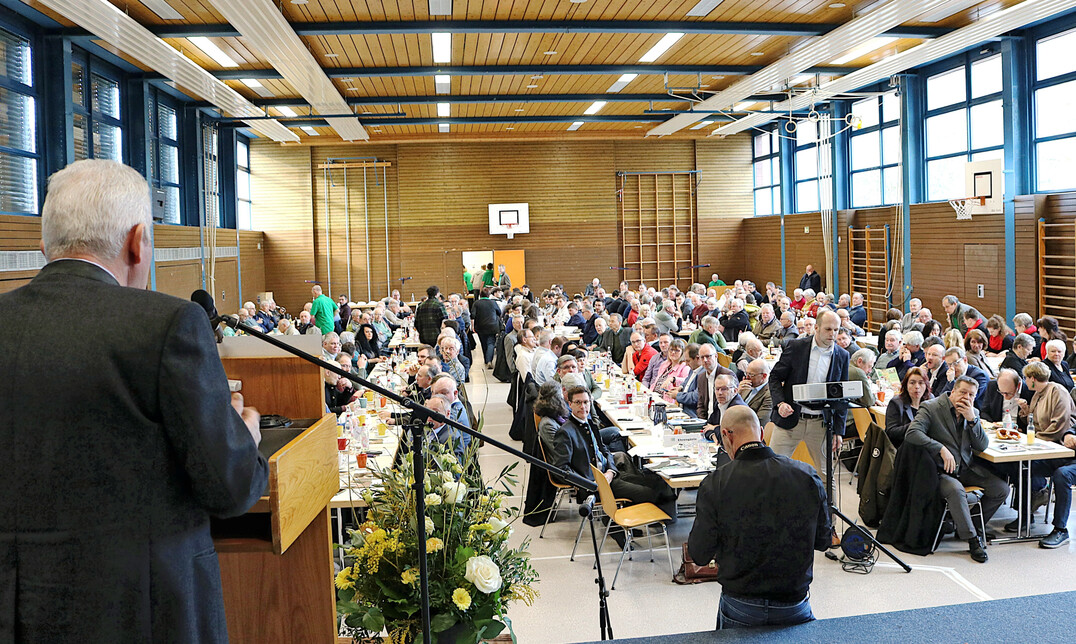 Volles Haus auf der Lichtmesstagung: Gebhard Aierstock, der Kreisvorsitzende des KBV Reutlingen, konnte zahlreiche Mitglieder und G�ste begr��en. Die Gemeindehalle in St. Johann-W�rtingen war bis auf den letzten Platz besetzt. 