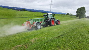 Zur Kalkung von Gr�nland werden in der Regel kohlensaure Kalke empfohlen. Der Vermahlungsgrad sollte ber�cksichtigt werden.