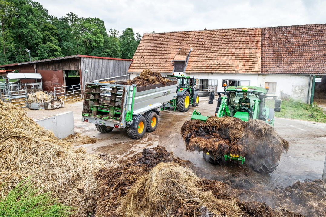 Organische D�ngung, insbesondere Stallmist, kann den Ertrag �ber die mineralische D�ngung hinaus steigern, allerdings unter Inkaufnahme zus�tzlicher Umweltrisiken. Organische D�ngung kann zudem eine mineralische D�ngung teilweise ersetzen.