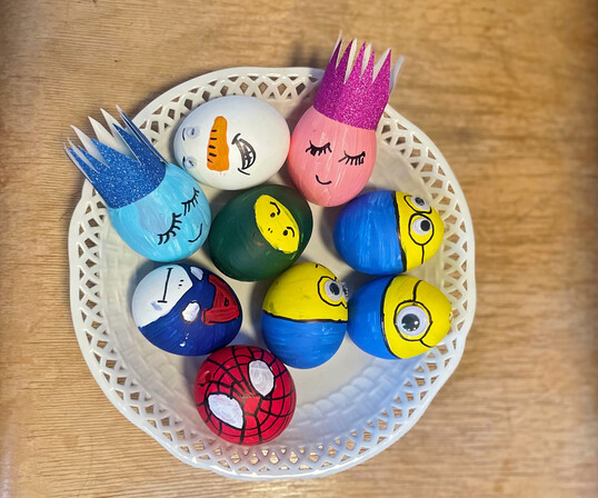 Es müssen nicht immer Blümchen, Häschen, Streifen oder Punkte auf den selbst bemalten Eiern sein.