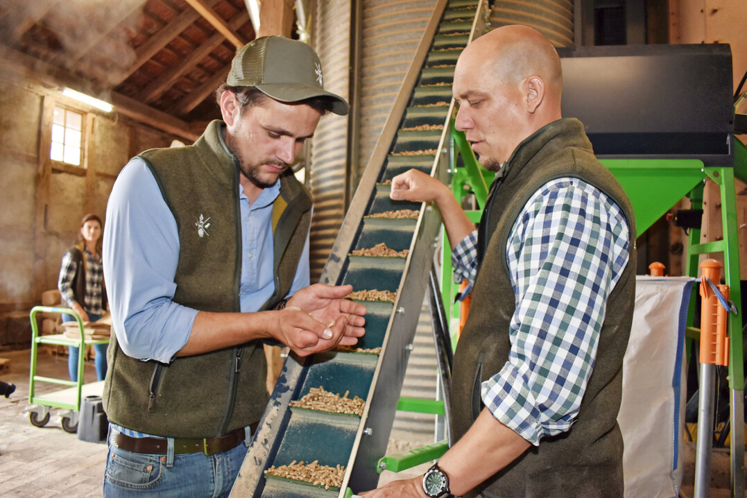 Hannes-Friedrich B�se (links) kontrolliert die frisch gepressten Energiepellets aus der Ecokraft Duo-Pelletieranlage.