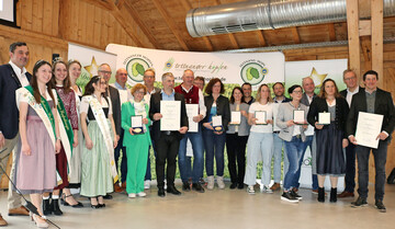 Bundesehrenpreise f�r unseren Hopfen: Siegerfoto der Deutschen Hopfen-Champions 2025 bei der Preisverleihung auf dem Hopfengut N� 20 in Tettnang. 