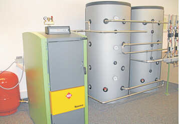 Scheitholzkessel sollten immer mit Pufferspeichern (mindestens 55 l/kW) kombiniert werden.