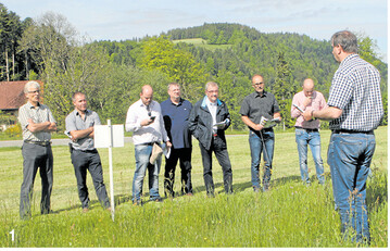 Der Landesarbeitskreis D�ngung hat sich in St. Peter bei dem �ber 50 Jahre laufenden Dauerversuch �ber die Wirkung von N�hrstoffgaben ausgetauscht.