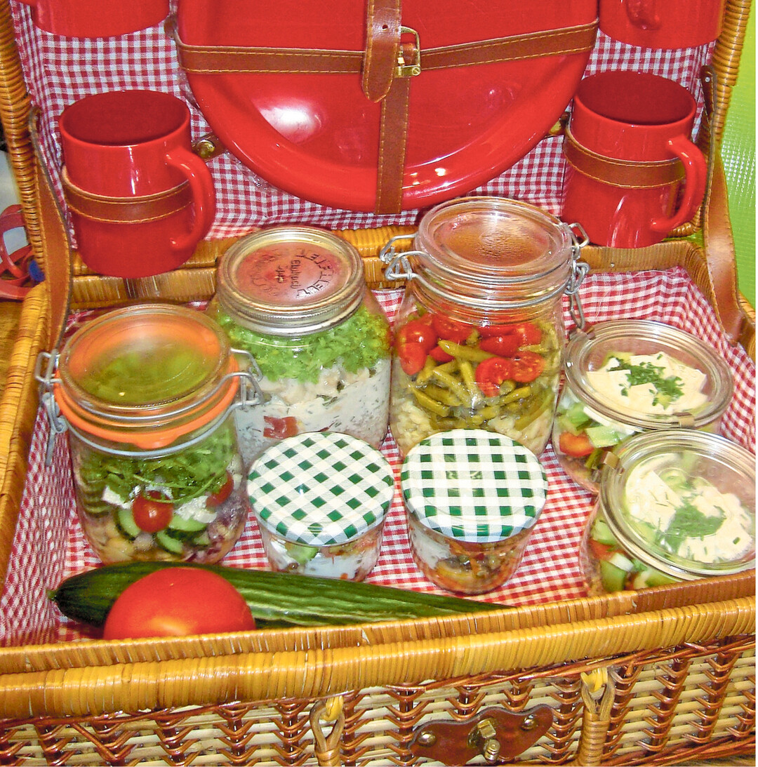 Salate im Glas sind derzeit voll im Trend. Bei Arbeitsspitzen auf dem Feld oder f�r den Sonntagsausflug mit der Familie sind die vorbereiteten Salate eine praktische und leckere Mahlzeit.