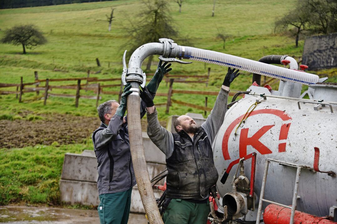 Teamwork – die Landwirte bereiten den Pumpenanschluss für Fehrenbachers mit Regenwasser gefülltes Güllefass vor. Mit diesem kostengünstigen Wasser spült der Lohnunternehmer nach Auftragserledigung die Gülleschläuche.
