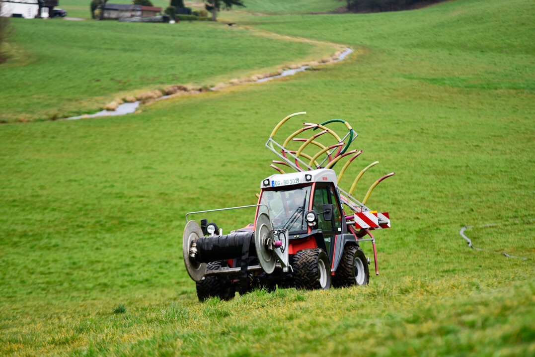 Benedikt Himmelsbach rollt in einer ersten Überfahrt den Schlauch aus und inspiziert dabei die zu überfahrende Fläche auf Bodenhindernisse und Gefahrenstellen.
