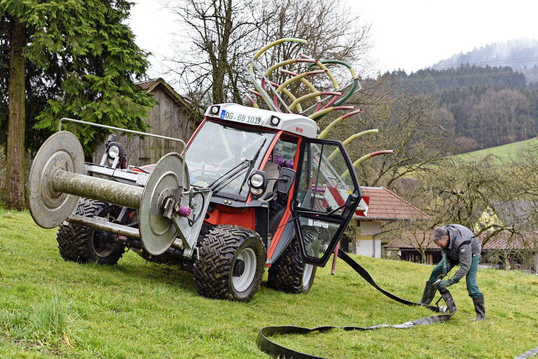 Größte Sorgfalt ist beim Schlauchanschluss gefragt. Die Kupplungen aus einer Speziallegierung und Nitril-Dichtungen sorgen trotz der hohen Zugkräfte für einen sicheren Gülledurchfluss.
