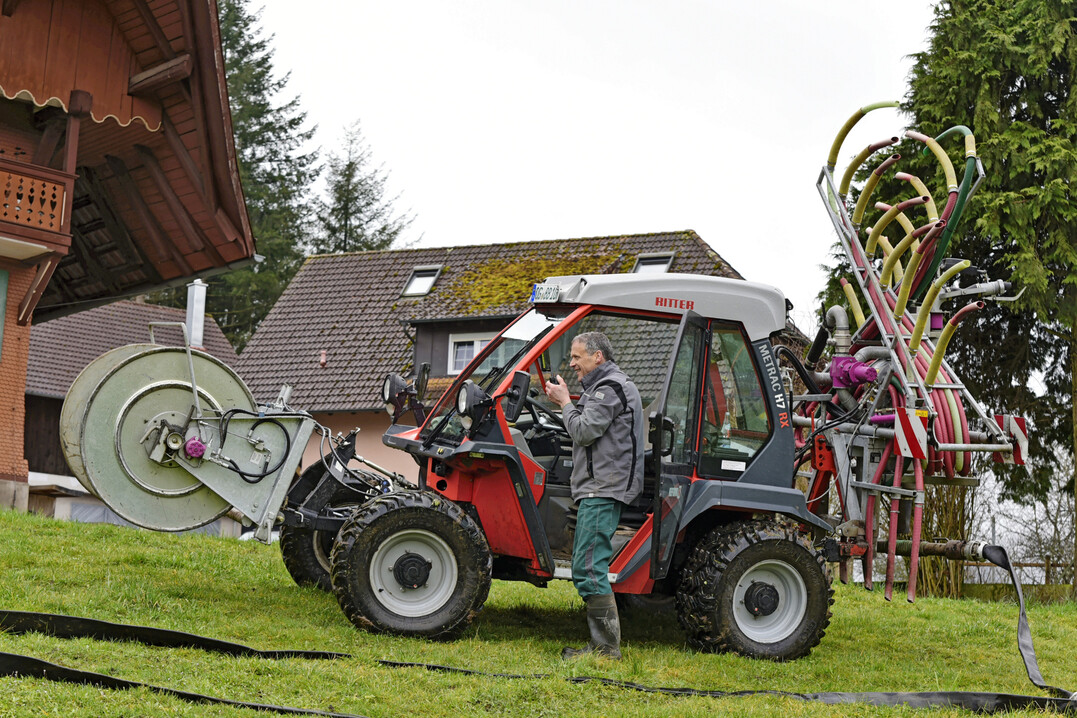 Benedikt Himmelsbach gibt Josef Fehrenbacher über Funk das Startsignal zum Befüllen des Gülleschlauchs.