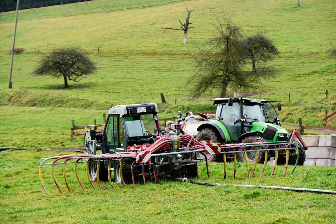 Vor dem Lohnunternehmer liegen 9 ha Grünland. Bis Mittag hat er den Auftrag erledigt.