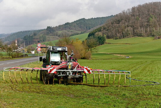Mit seinem nur 2,6 t schweren Reform Metrac und einem 7-Meter-Schleppschlauchverteiler kann Benedikt Himmelsbach aus Schuttertal fr�hzeitig G�lle ausbringen, ohne Struktursch�den auf dem feuchten Gr�nland zu hinterlassen.