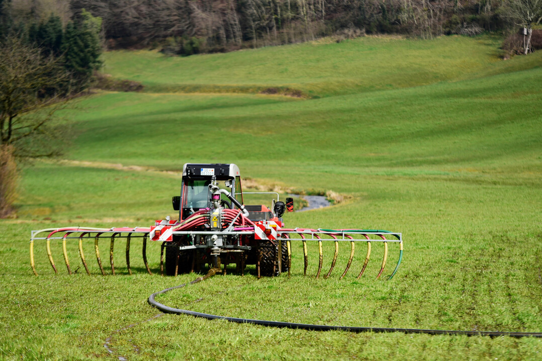 Bis zum Waldrand wird der Dienstleister die Gülle an diesem Vormittag ausbringen und seinem Kunden viel Diesel für den Straßentransport ersparen.