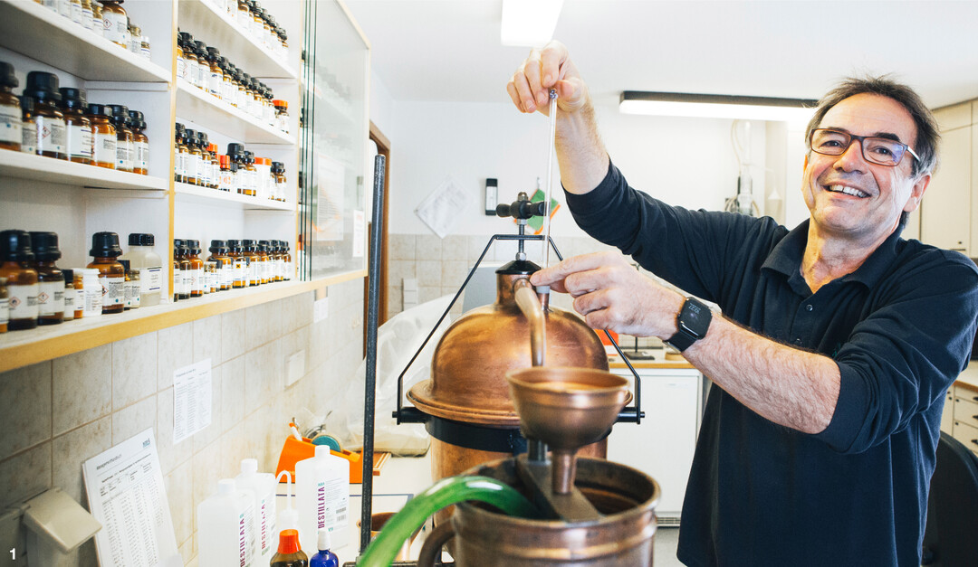 Apotheker Hans-Peter Eppler stellt Salben, Tees und Pastillen selbst her.