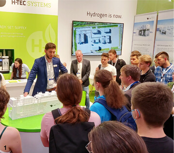 Studentenbesuch am Stand des Wasserstoff-Unternehmens H-Tec Systems, das zurzeit den Personalaufbau im Unternehmen vorantreibt.