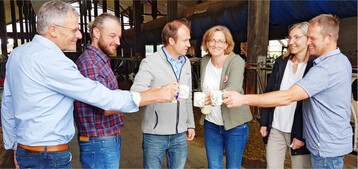 Ein Hoch auf die Milch: (v.l.) LBV-Vizepr�sident Gerhard Glaser, Christoph Stauber, Franz Sch�nberger und Roswitha Geyer-F��ler vom Bauernverband Allg�u-Oberschwaben sowie die Gastfamilie Karin und Edgar M�ller aus Waldburg-Edensbach.