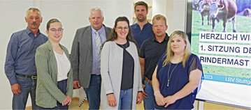 Die Mitglieder der neu gegründeten Arbeitsgruppe Rindermast und Mutterkuhhaltung mit dem Vorsitzenden Karl Endriß (3. v. l.), Geschäftsführerin Ina Jungbluth (4. v. l.) und Assistentin Andrea Bauer (2. v. l.).