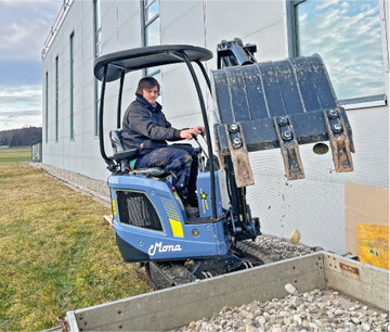 Der Minibagger hat einen Lithium-Ionen-Akku und ein Eigengewicht von 1100 Kilogramm.
