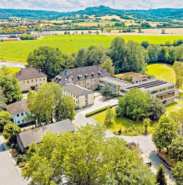 75 Jahre Evangelisches Bauernwerk Hohebuch 1948 wurde das Evangelische Bauernwerk in Waldenburg (Hohenlohekreis) als eine der fünf Bauernschulen im Land gegründet. Seitdem steht es hauptsächlich mit Bildungs- und Beratungsangebotenangeboten den Landwirtsfamilien mit Rat und Tat zur Seite. Das Jubiläum wird nun am kommenden Wochenende gefeiert. Das Bauernwerk lädt ein nach Hohebuch amzummit Festprogramm mit Landesbischof Gohl und Tag der offenen Tür mit Mitmachangeboten für die ganze Familie. Gestartet wird bereits ammit einemam Abend. Weitere Infos zum Programm und zum Bauernwerk unter: www.hohebuch.de.