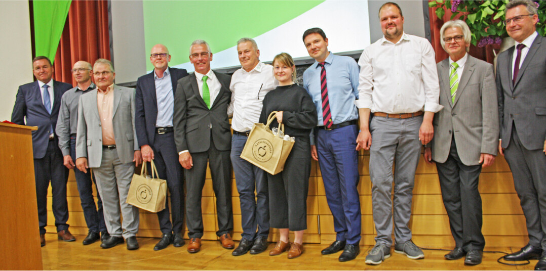 Nach dem gelungenen Zusammenschluss der Maschinenringe: v. l. Christian Wittlinger, Thomas Mann, stellvertretender Vorsitzender MR Mosbach; Walter Leibfried, Dr. Hansj�rg Weber, Mathias Berberich, Burkhard Trabold, Gesch�ftsf�hrer MR Odenwald-Bauland; Juristin Sch�fer und Notar Thomas Manzke, Thomas Stang, stellvertretender Vorsitzender MR Odenwald Bauland; Gerald Kubach und Landrat Dr. Achim Br�tel.