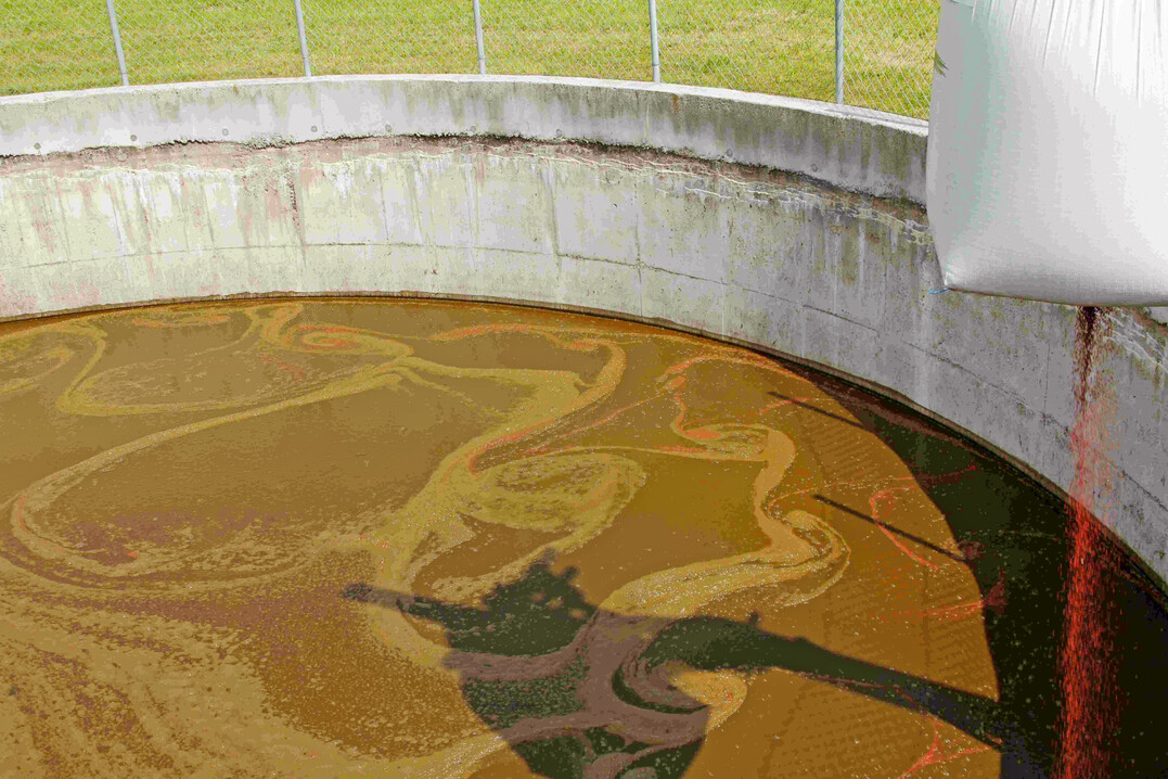 Zugabe eines nach der D�ngeverordnung zugelassenen Aufbereitungshilfsmittels auf der Basis von Kalkstickstoff zu G�rresten.