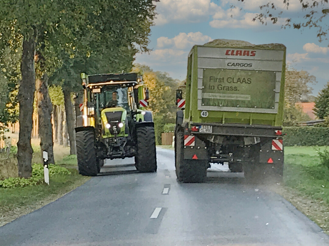 Viele l�ndliche Stra�en sind nicht auf moderne Maschinen ausgelegt. Da kann es schnell eng werden im Begegnungsverkehr.
