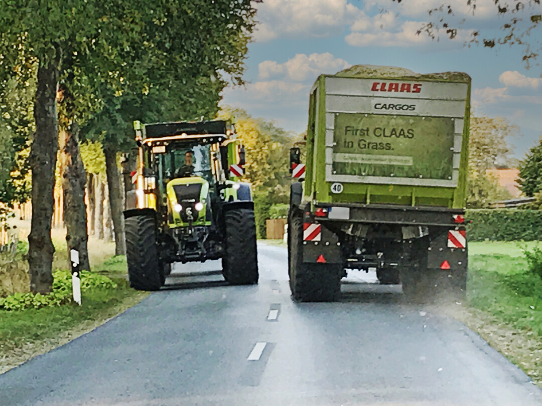Viele l�ndliche Stra�en sind nicht auf moderne Maschinen ausgelegt. Da kann es schnell eng werden im Begegnungsverkehr.