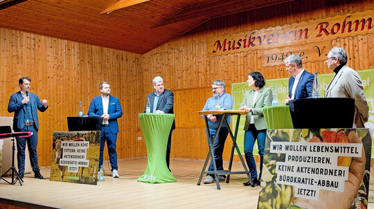 Die Landtagskandidaten des Wahlkreises L�rrach diskutierten beim Kandidatencheck des BLHV in H�g-Ehrsberg engagiert �ber Wettbewerbsf�higkeit, Infrastruktur und Fl�chenverbrauch. 