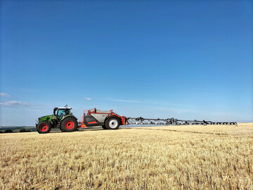 Nur Pflanzenschutzger�te mit einer g�ltigen Pr�fplakette d�rfen aufs Feld.