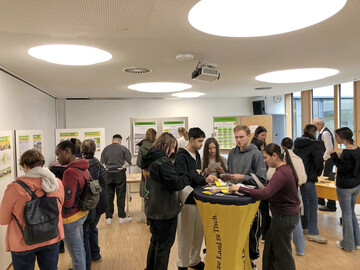 Sch�lergruppen in Aktion beim Quiz.