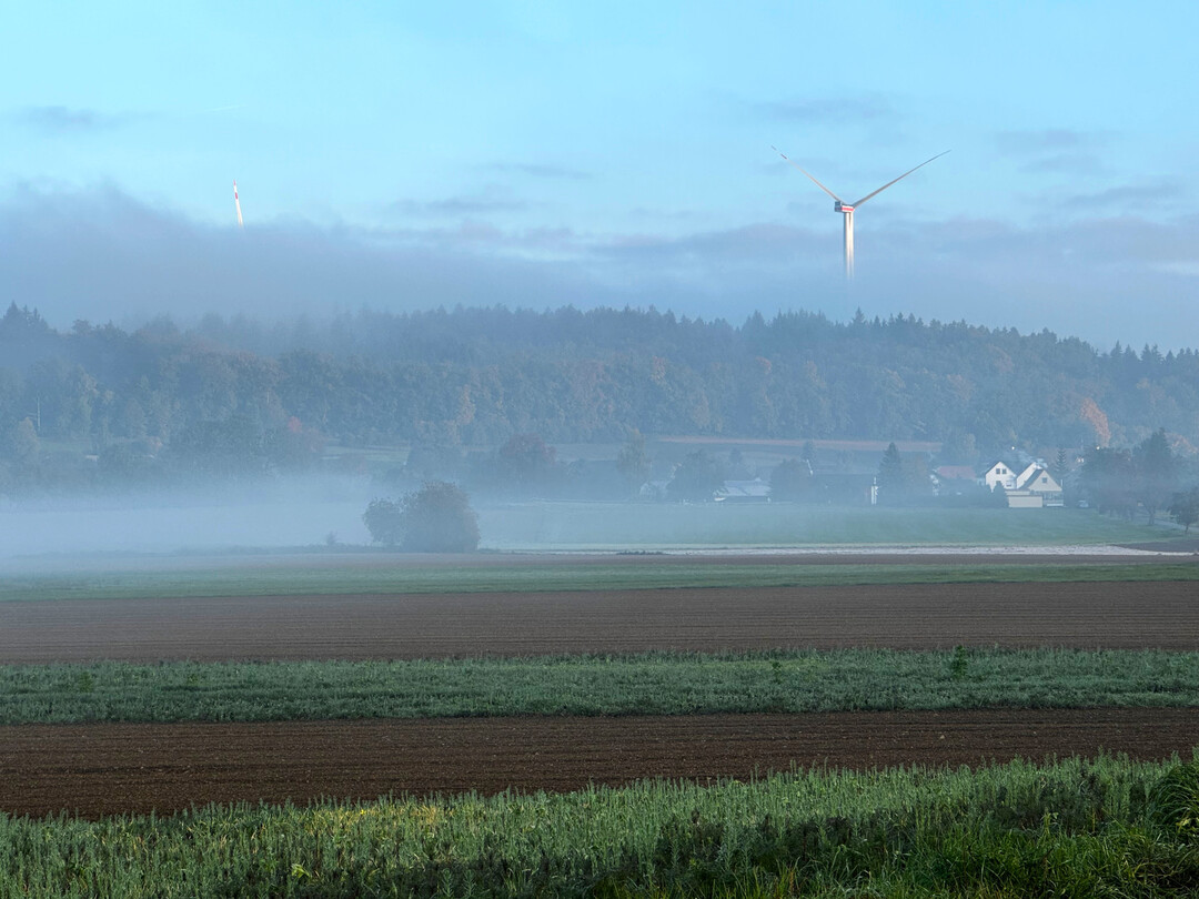 Windrad im Morgennebel in Oberschwaben, Baden-Württemberg.