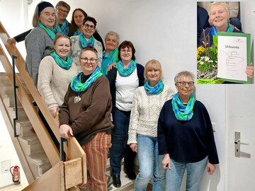 Die neue Bezirksspitze mit Vorstandsteam Marina Bläsi (auf Treppe links in Mitte) und Iris Weymann (2. v. r.). Rechts oben: Abschied von Susan Fader.