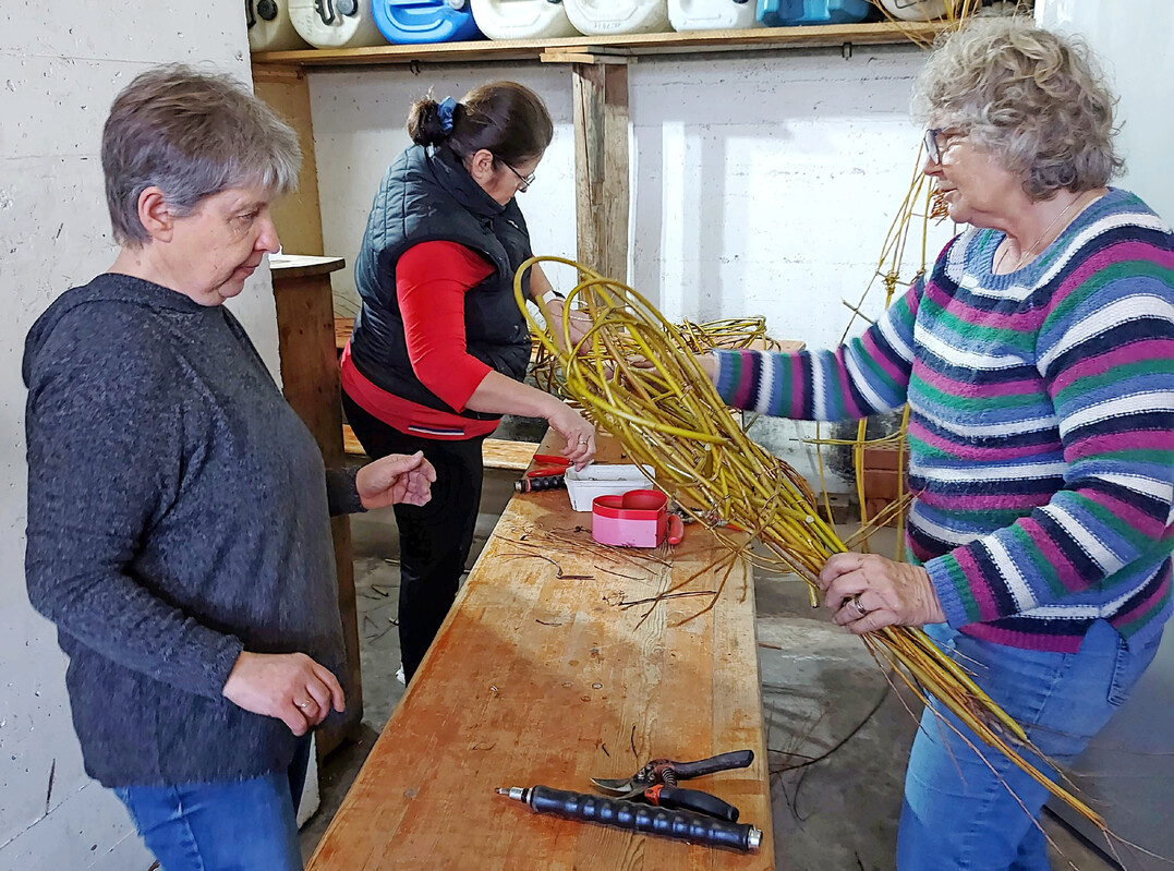 Konzentriert wurde mit den Weidenzweigen gearbeitet.