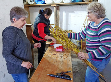 Konzentriert wurde mit den Weidenzweigen gearbeitet. 