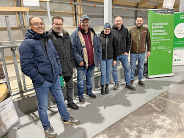 Begeistert von der schnellen Bauweise: Bei der Stallbesichtigung Anfang Februar sind die k�nftigen Betriebsleiter Vanessa Hugger und Lukas Schweikert (2. v. r.) erleichtert, dass mit dem Neubau alles so gut gelaufen ist. Mit dazu beigetragen haben die Berater (v. l.) �J�rgen Ziegler, AgriConcept, Karl Eble und Josef Harsch vom Landwirtschaftsamt in Biberach sowie Timo Fluhr, Landwirtschaftlicher Beratungsdienst BC-SIG-Bodensee e. V.. 