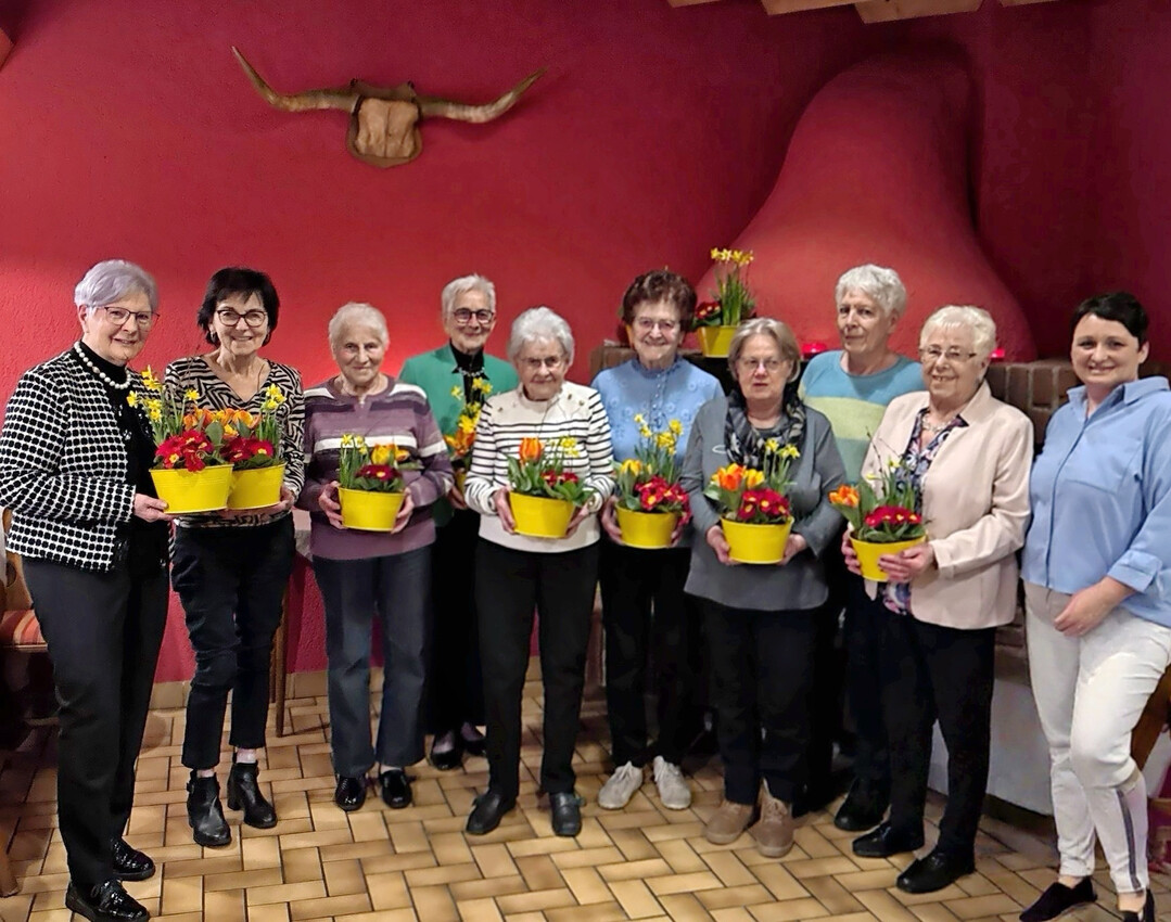 Sonja Wachtmeister (r.) freut sich mit den Geehrten (v. l.): Gerdi Staiblin, Gisela Hassler, Edda Henninger, Inge Brand, Anneliese Haag, Martha Fesenmeier, Marlies Schmidt, Ursula Radke und Martha Müller.