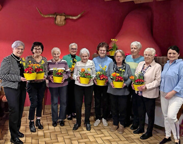 Sonja Wachtmeister (r.) freut sich mit den Geehrten (v. l.): Gerdi Staiblin, Gisela Hassler, Edda Henninger, Inge Brand, Anneliese Haag, Martha Fesenmeier, Marlies Schmidt, Ursula Radke und Martha M�ller.
