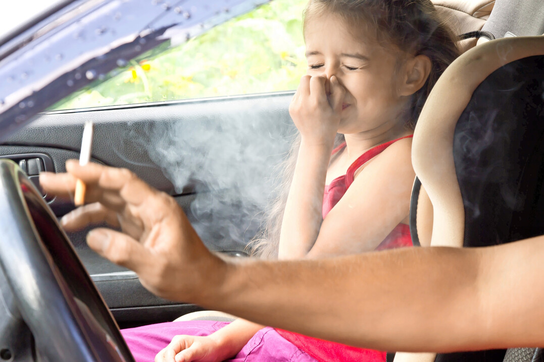 Kinder können durch Passivrauchen erhebliche gesundheitliche Folgen erleiden.