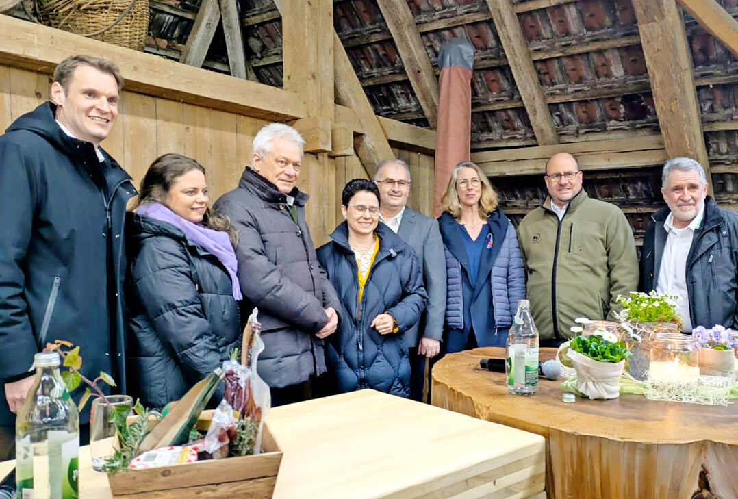Bundesminister Alois Rainer (dritter von links) bekam s�dbadische Positionen vermittelt, in Sachen Landwirtschaft von BLHV-Pr�sident Bernhard Bolkart (rechts). 