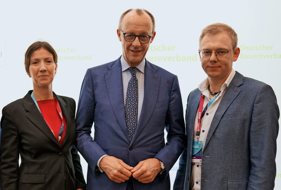 Beim DBV-Stand in Stuttgart (v. l.): DBV-Generalsekret�rin Stefanie Sabet, Bundeskanzler Friedrich Merz und Peter Treiber, Vorsitzender des LBV-Arbeitskreises Jungunternehmer.