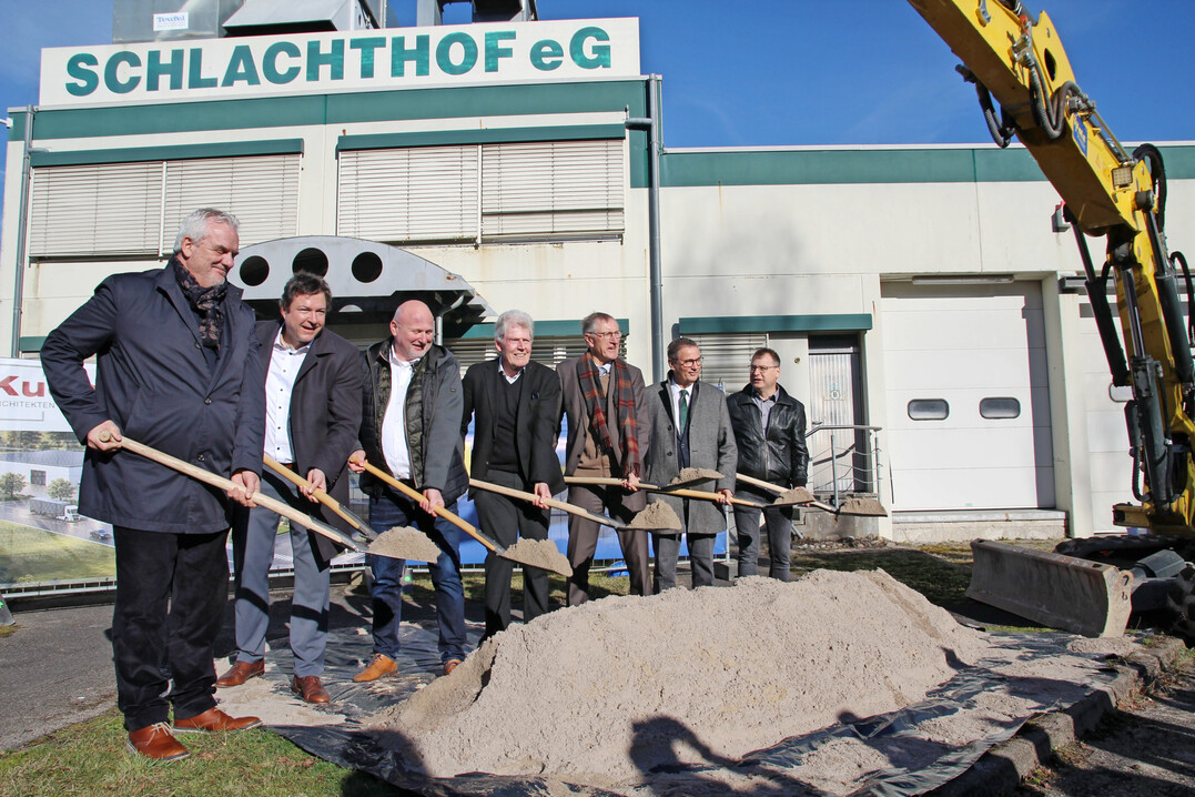 Beim Spatenstich, von links: Josef Kuon, Thomas Riesch, Josef Hecht, Wolf Eisenmann, Roland Bernhard, Peter Hauk und Daniel Burgmayer.