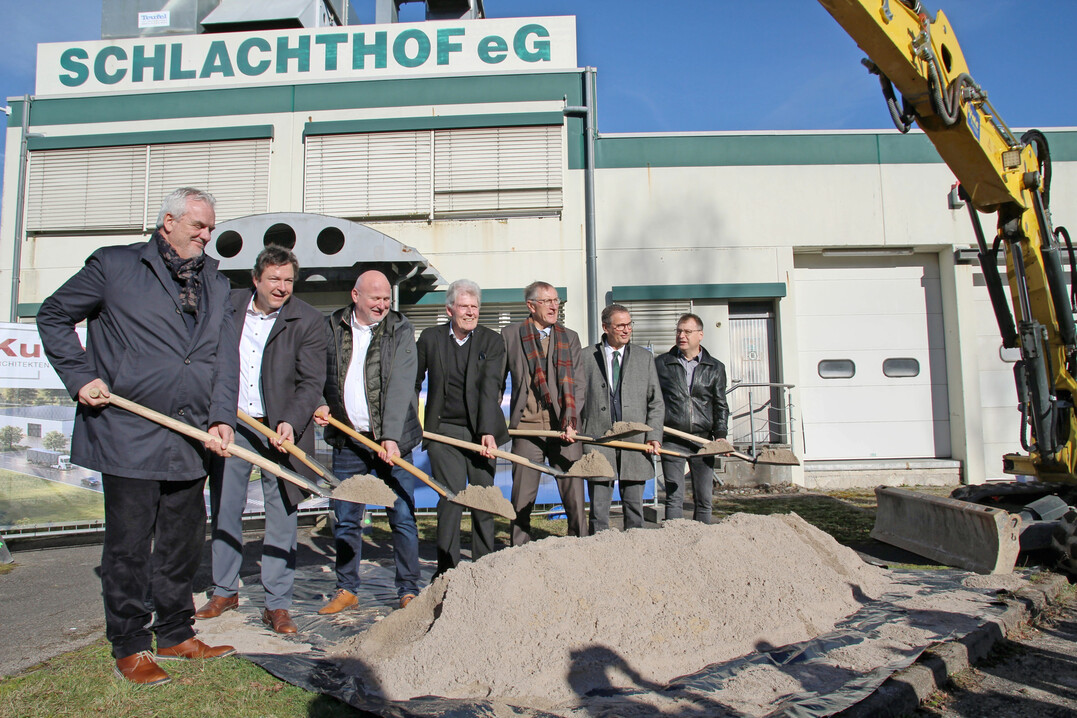 Der Bagger wartet schon, zuvor der Spatenstich, von links: Josef Kuon, Thomas Riesch, Josef Hecht, Wolf Eisenmann, Roland Bernhard, Peter Hauk und Daniel Burgmayer.  
