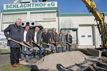 Der Bagger wartet schon, zuvor der Spatenstich, von links: Josef Kuon, Thomas Riesch, Josef Hecht, Wolf Eisenmann, Roland Bernhard, Peter Hauk und Daniel Burgmayer. 