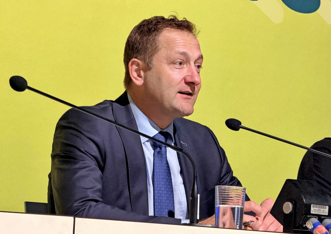 In seinem Brief schreibt Agrarkommissar Hansen an die Agrarminister der Mitgliedstaaten: Ohne angemessene und stabile Einkommen werde es 2040 keine Landwirte mehr geben. Somit bleibe Unterstützung durch die öffentliche Hand unerlässlich.